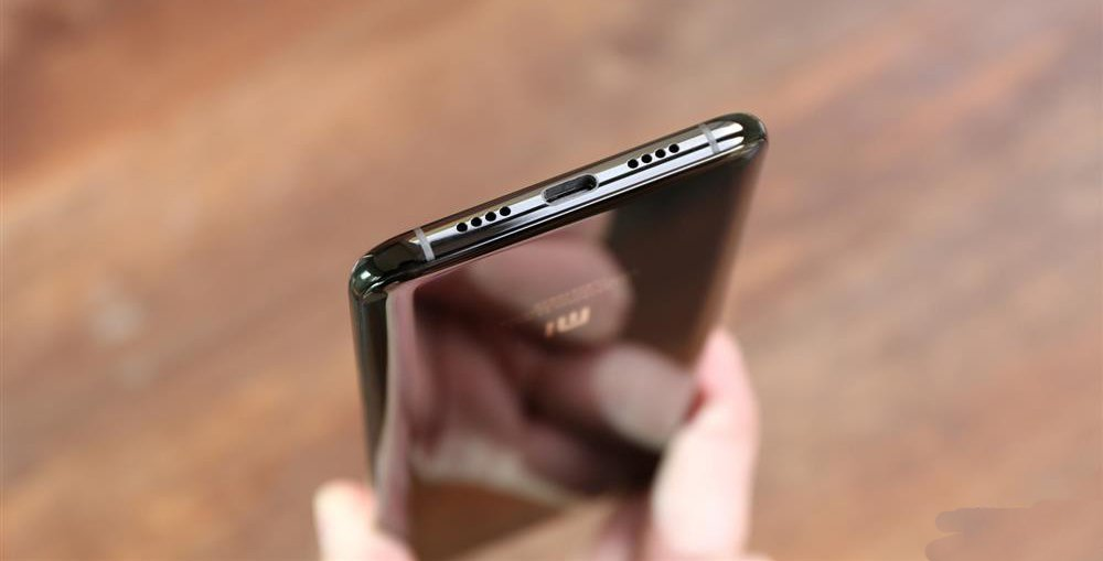 Ternyata Bukan Cuma Biar Tipis! Ini Alasan HP Sekarang Hilangin Lubang Headset